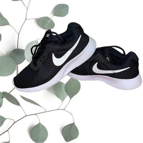 Nike Shoes - Nike women’s Tanjun sneakers - size 9.